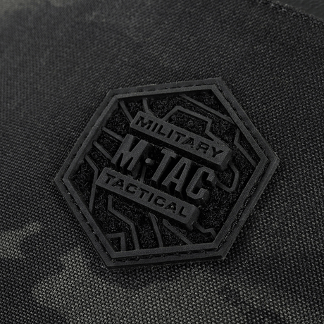 M-Tac Cross Bag Elite Hex-logo på Cordura 500-materiale, ideell for daglig bruk og taktisk utstyr, svart heksagon-badge.