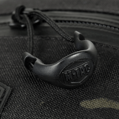 M-Tac Cross Bag Elite Hex nær lynlås og detalj, laget av Cordura 500-materiale, ideell for daglig bruk og taktikk.