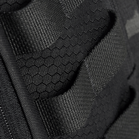 Nærbilde av M-Tac Cross Bag Elite Hex i Cordura 500-materiale med hex-mønster og MIL-SPEC-stropper, ideell for daglig og taktisk bruk.