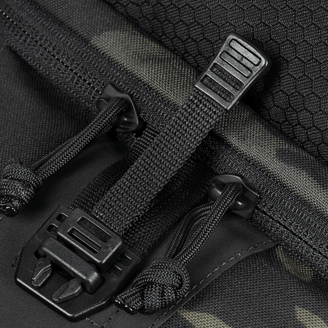 Nærbilde av lynlås og stopper på M-Tac Cross Bag Elite Hex i Cordura 500-materiale.
