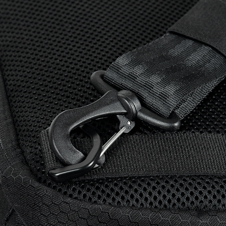 Nærbilde av M-Tac Cross Bag Elite Hex som viser en sterk krok og stroppdetalj på en Cordura 500-veske for taktisk bruk.