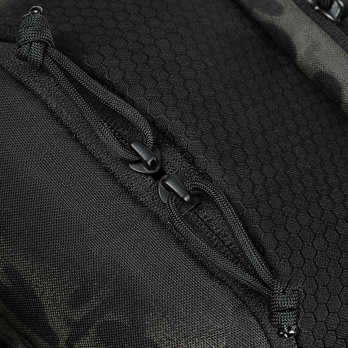 Detaljebillede af M‑Tac Cross Bag Elite Hex med robust Cordura 500 materiale og stærke lynlåse til daglig brug eller taktisk udstyr.