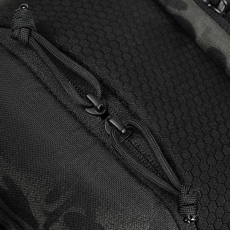 Detaljbilde av M-Tac Cross Bag Elite Hex med robust Cordura 500-materiale og sterke lynlåser for daglig bruk eller taktisk utstyr.