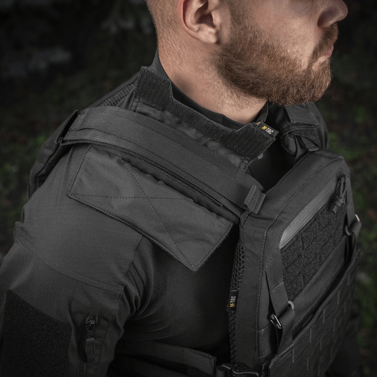 Person iført M‑Tac Plate Carrier Cuirass QRS Gen.II med ergonomisk design og quick-release system, set i profil.