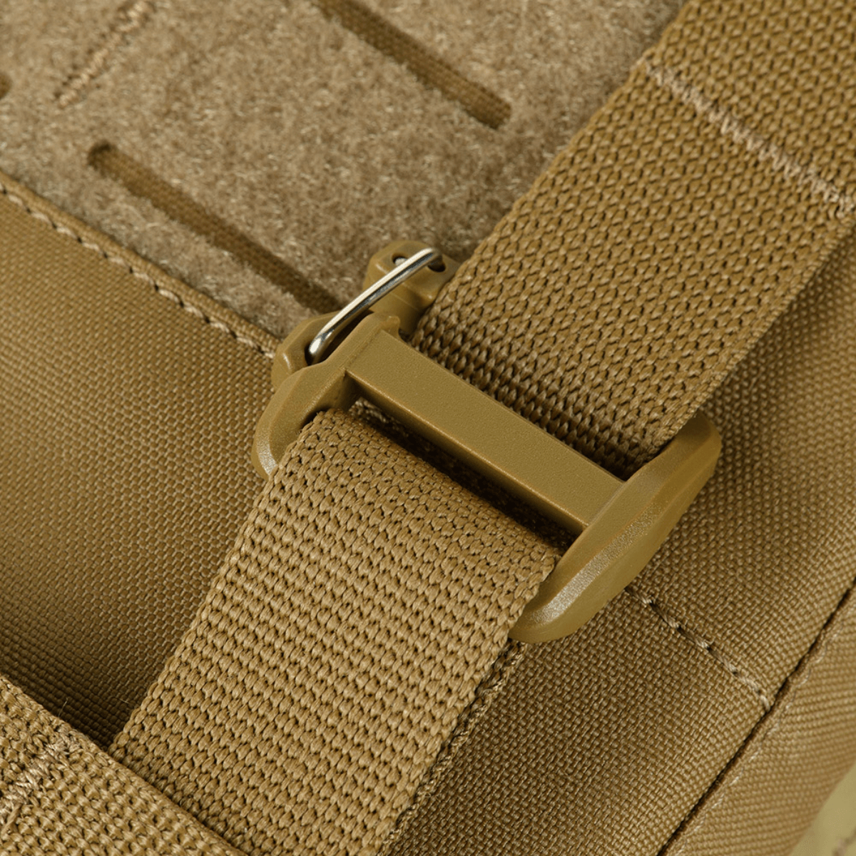 Nærbillede af spænde og strop på M‑Tac Plate Carrier Cuirass QRS Gen.II med Cordura 500D materiale for holdbarhed.