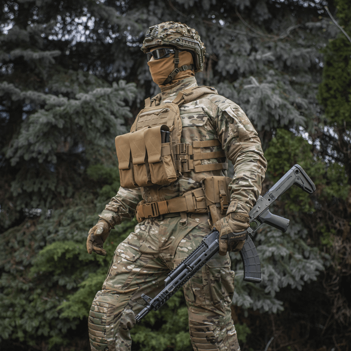 M‑Tac Plate Carrier Cuirass QRS Gen.II i brug, soldat i taktisk gear med quick-release system, ergonomisk design, tilpasset til militær brug.