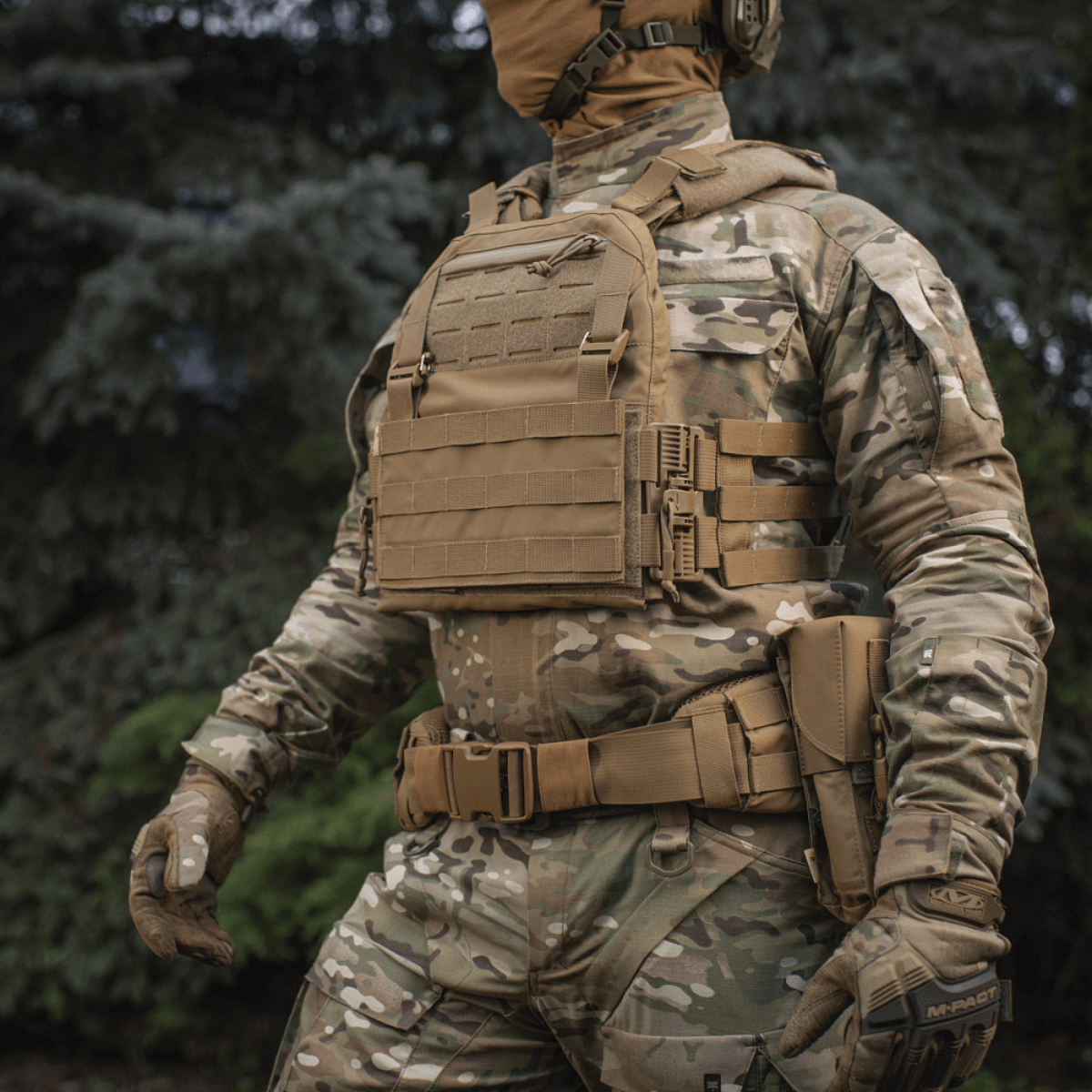 Taktisk udstyr med M‑Tac Plate Carrier Cuirass QRS Gen.II i kamuflage-design, viser ergonomisk og justerbart quick-release system.