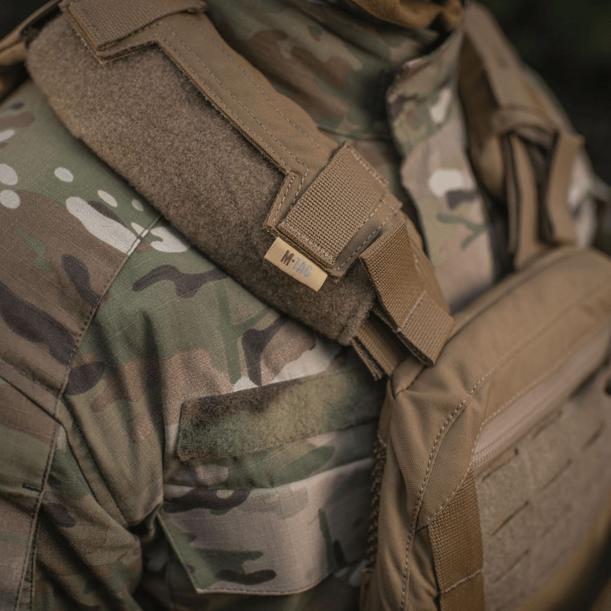M‑Tac Plate Carrier Cuirass QRS Gen.II med quick-release system og ergonomisk design, perfekt til taktisk brug, i camouflage stof.