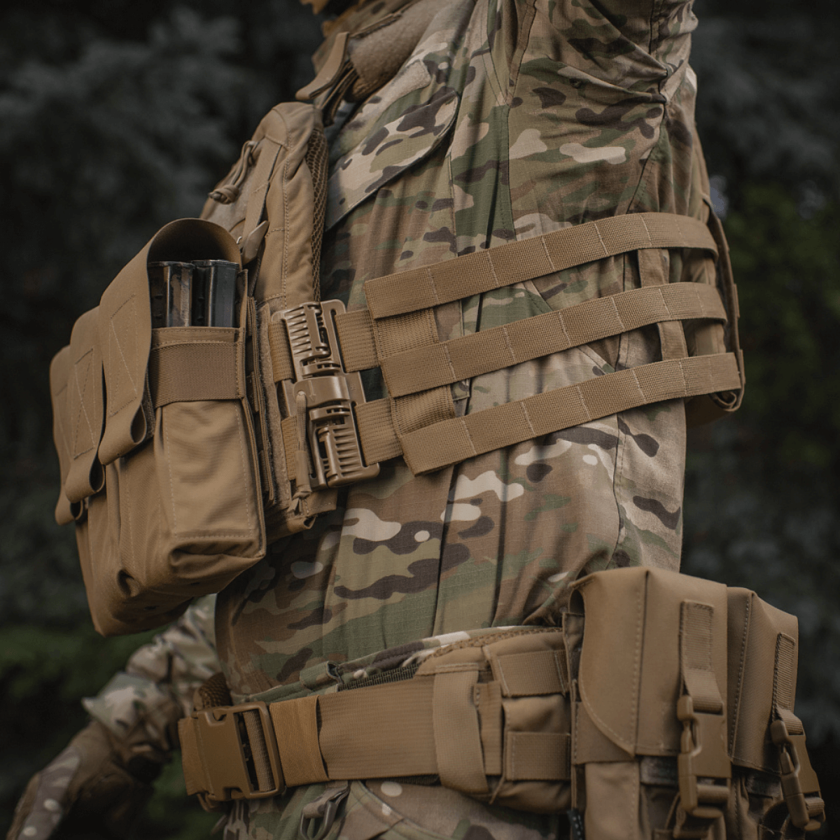 M‑Tac Plate Carrier Cuirass QRS Gen.II på taktisk vest med hurtigfrigørelsessystem og ergonomisk design, perfekt til militær brug.