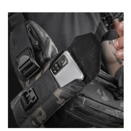 M-Tac Smartphone Lomme Elite Large Hex svart veske med magnetisk spennelukking og plass til smarttelefon opptil 6,5 tommer i Cordura-materiale.