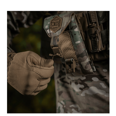 M-Tac Smartphonelomme Elite Large Hex festet til taktisk vest med CORDURA HEX-materiale og WJ magnetisk spenne for sikker oppbevaring.
