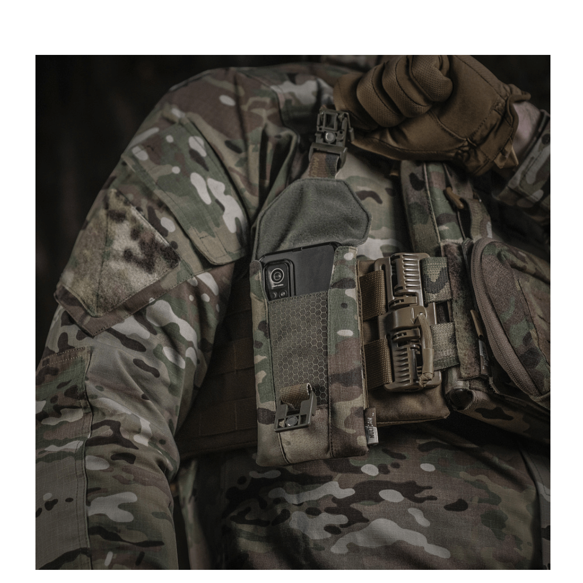 M-Tac Smartphone Lomme Elite Large Hex holder en smartphone i et camouflagemønster for sikker opbevaring og stilfuld beskyttelse.