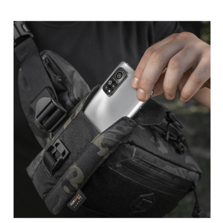 M-Tac Smartphonelomme Elite Large Hex i bruk for sikker oppbevaring av telefon i slitesterkt CORDURA-materiale.