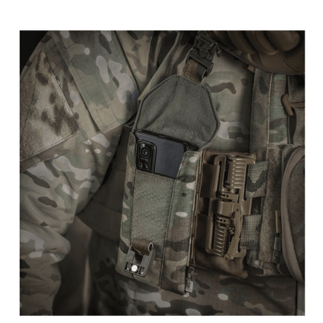 M-Tac Smartphonelomme Elite Large Hex i kamuflasjedesign med smart magnetisk spenne for sikker oppbevaring av smartphone.