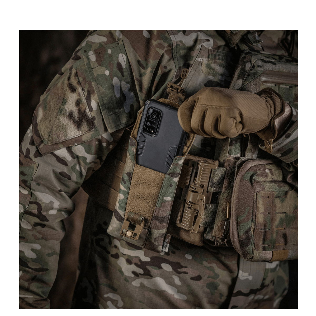 M-Tac Smartphone Lomme Elite Large Hex monteret på en taktisk vest, viser slidstærkt CORDURA HEX materiale og WJ magnetisk spænde.