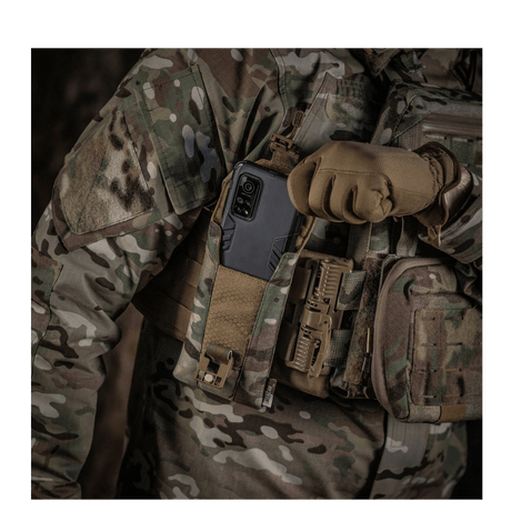 M-Tac Smartphonelomme Elite Large Hex med smartphone opptil 6,5 tommer i kamuflasjetøy i militær setting.