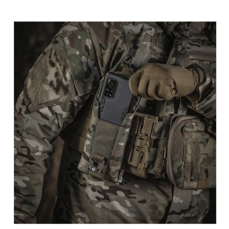 M-Tac Smartphonelomme Elite Large Hex i bruk på militæruniform, oppbevarer en smartphone sikkert med WJ magnetisk spenne.