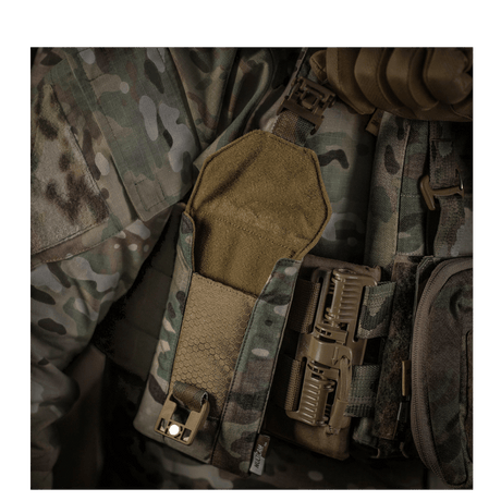 M-Tac Smartphonelomme Elite Large Hex montert på kamuflasjeutstyr, laget av holdbart CORDURA HEX-materiale med WJ magnetisk spenne.