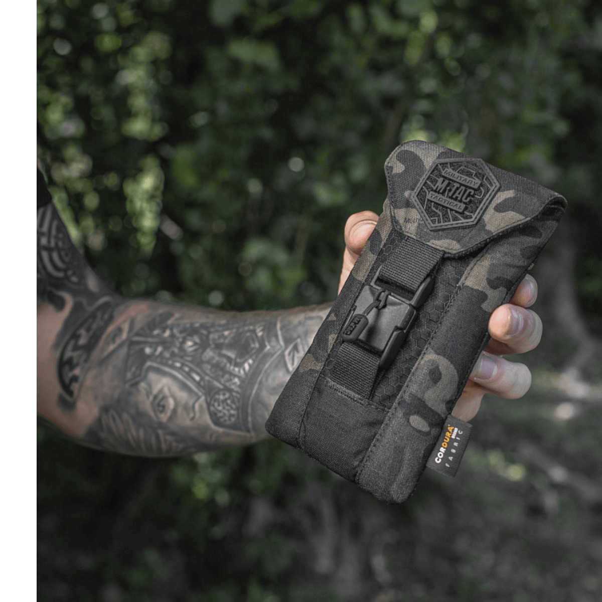 M-Tac Smartphone Lomme Elite Large Hex lavet af slidstærkt Cordura HEX materiale med en WJ magnetisk spænde, perfekt til smartphones op til 6,5 tommer.