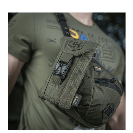 M-Tac Smartphone Lomme Elite Large Hex i slitesterkt CORDURA HEX-materiale, ideell for daglig oppbevaring av smarttelefoner opptil 6,5 tommer.