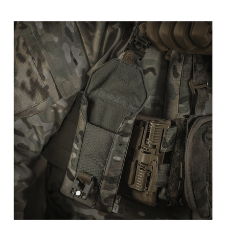 M-Tac Smartphonelomme Elite Large Hex montert på taktisk vest, robust Cordura-materiale, elegant og slitesterk oppbevaringsløsning.