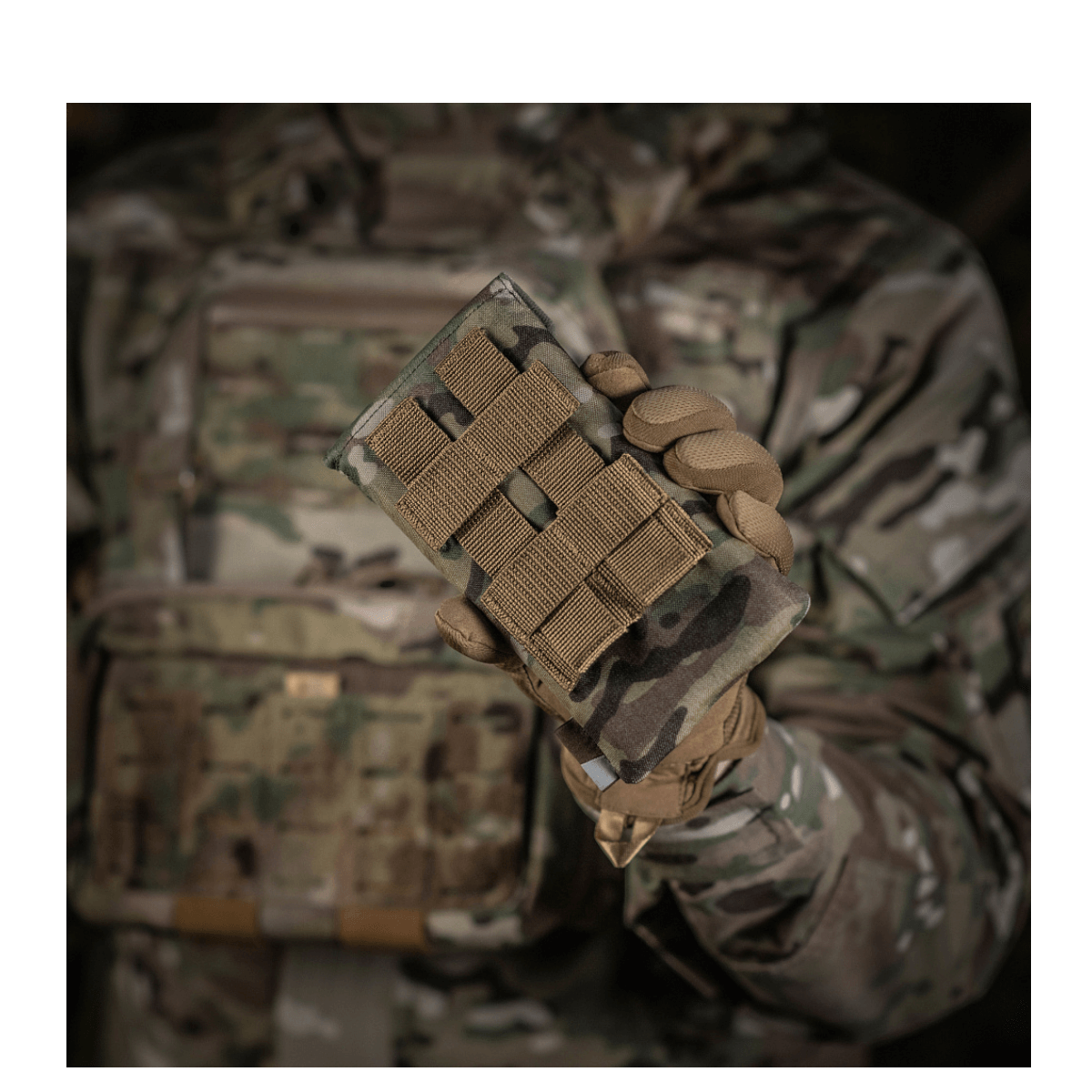 M-Tac Smartphone Lomme Elite Large Hex i hånden på en camouflageklædt person, viser holdbarhed og design i CORDURA HEX-materiale.