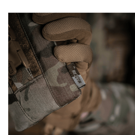 Taktisk bruk av M-Tac Smartphonelomme Elite Large Hex i CORDURA HEX-materiale i kamuflasjefarger med magnetisk WJ spenne.
