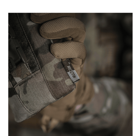 M-Tac Smartphonelomme Elite Large Hex laget av slitesterkt CORDURA HEX-materiale, vist med magnetisk WJ spenne.