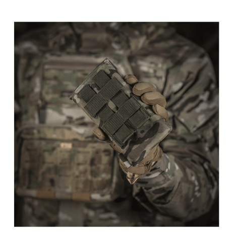 M-Tac Smartphonelomme Elite Large Hex i holdbart CORDURA HEX-materiale, viser en stilfull og sikker mobiloppbevaringsløsning.
