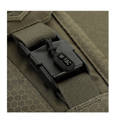 Magnetisk spenne på M-Tac Smartphone Lomme Elite Large Hex laget av slitesterkt CORDURA HEX-materiale.