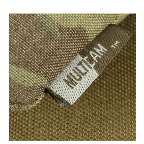Nærbilde av Multicam-merket på M-Tac Smartphonelomme Elite Large Hex laget av Cordura HEX-stoff.
