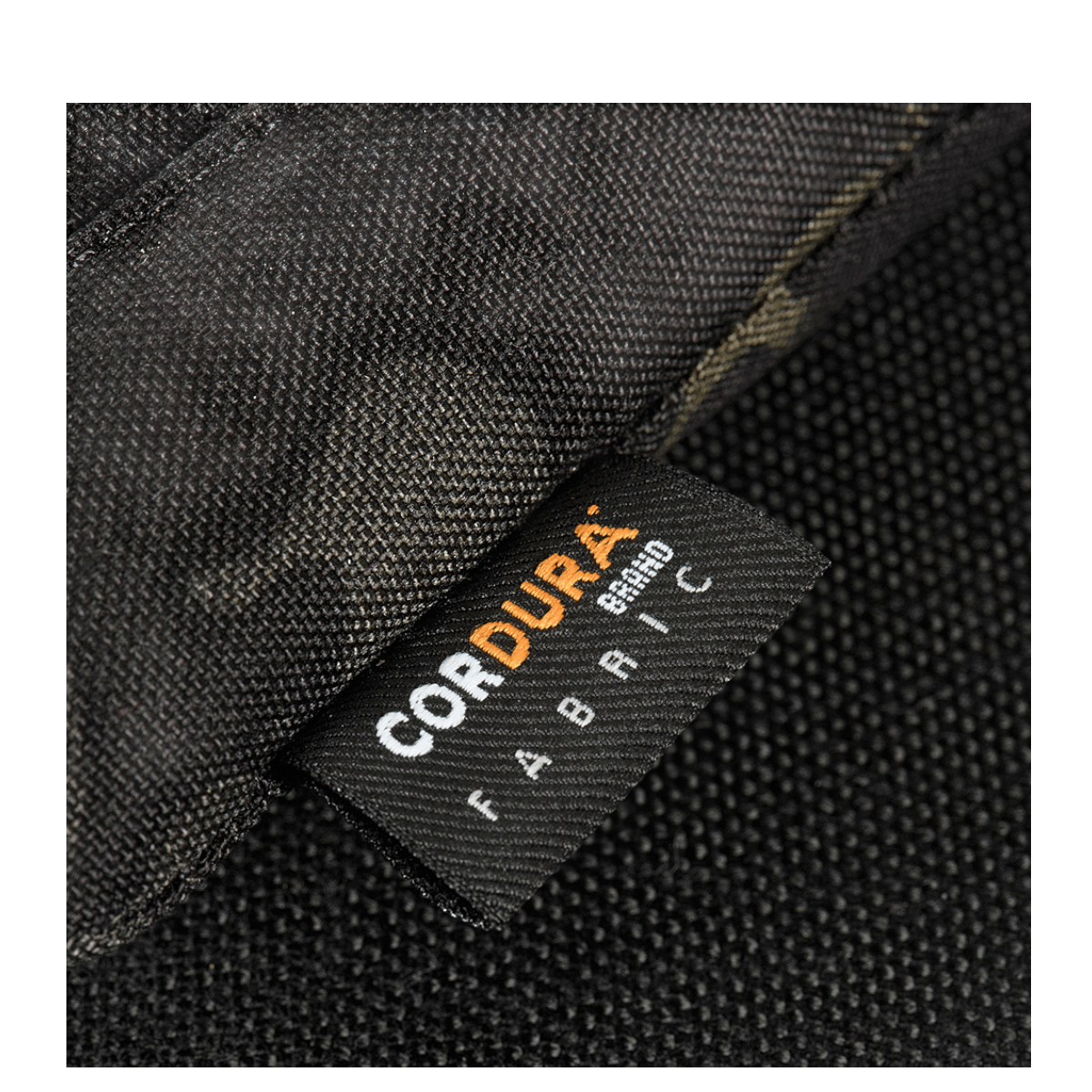 Nærbillede af CORDURA-stofetiket på M-Tac Smartphone Lomme Elite Large Hex, slidstærk taske til smartphones op til 6,5 tommer.