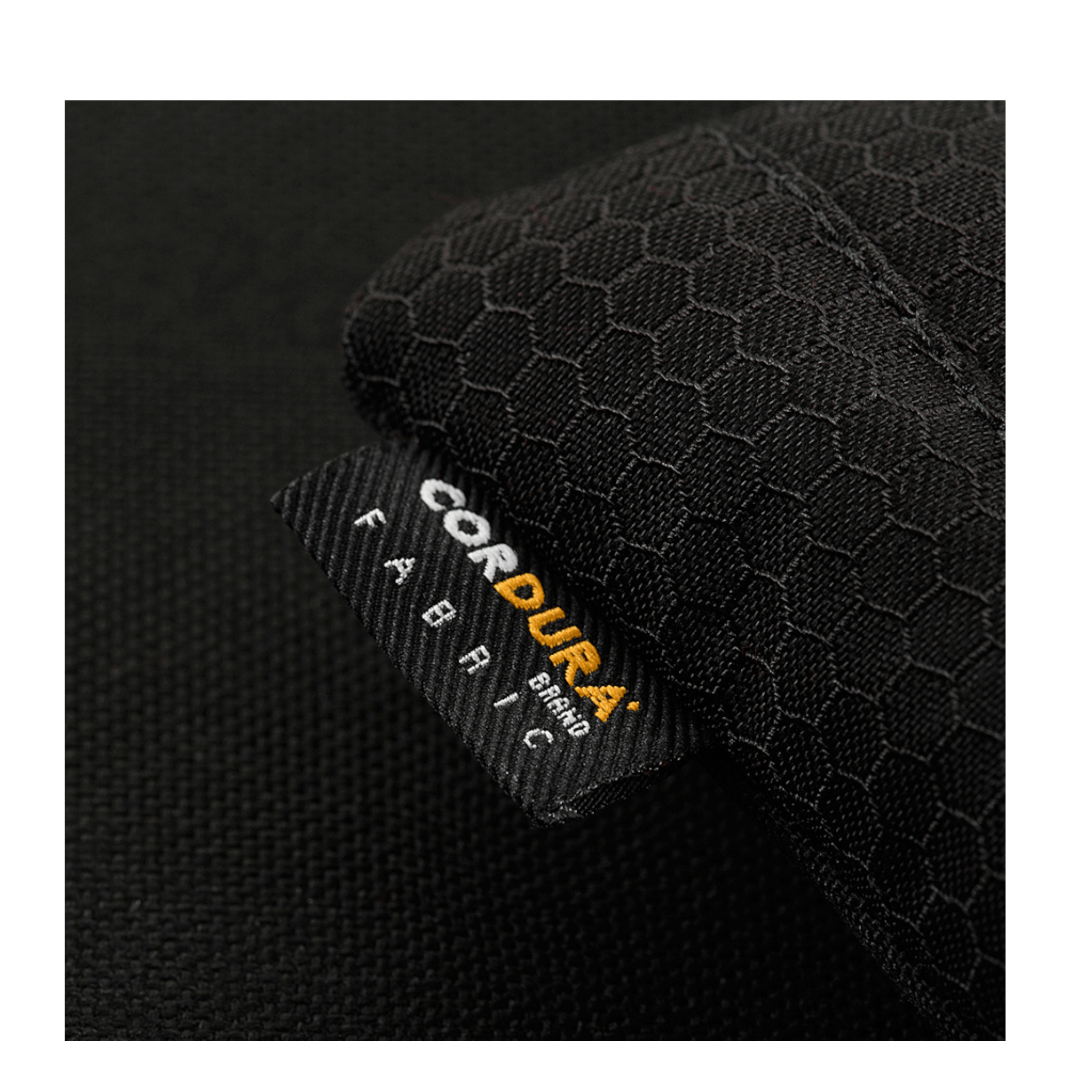 Sort CORDURA HEX stofdetalje på M-Tac Smartphone Lomme Elite Large Hex, lavet af slidstærkt materiale til sikker smartphone opbevaring.