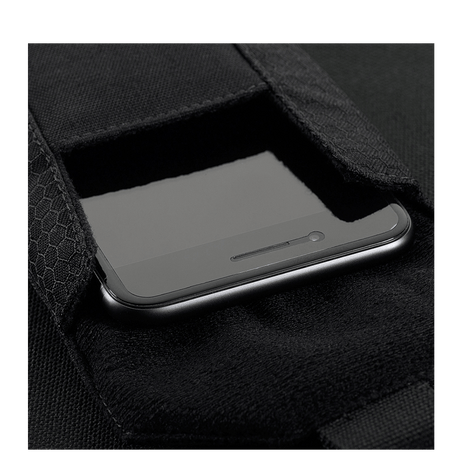 Smarttelefon i M-Tac Smartphone Lomme Elite Large Hex svart veske laget av holdbart CORDURA HEX-materiale for 6,5-tommers enhet.