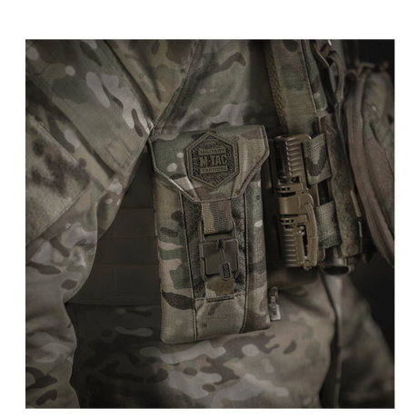 M-Tac Smartphonelomme Elite Large Hex i CORDURA HEX-materiale med magnetisk spenne, montert på uniform, perfekt for en 6,5 tommers telefon.