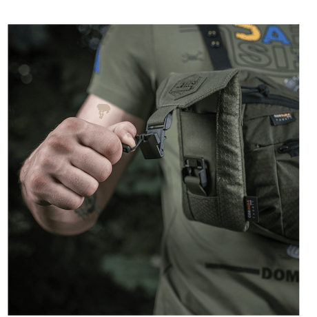 M-Tac Smartphone Lomme Elite Large Hex i bruk, viser magnetisk spenne og robust CORDURA-materiale for sikker oppbevaring av smarttelefon.