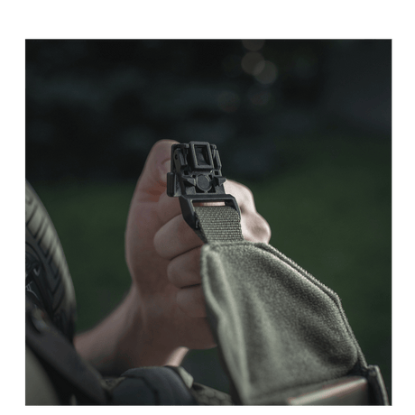 Detalj av WJ magnetisk spenne på M-Tac Smartphone Lomme Elite Large Hex laget av robust CORDURA HEX-materiale.