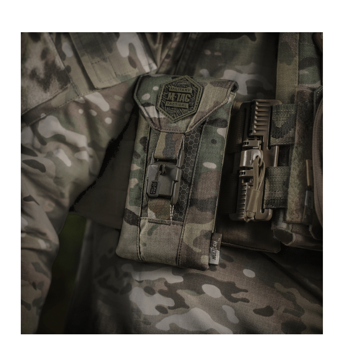 M-Tac Smartphone Lomme Elite Large Hex med magnetisk spænde i CORDURA HEX-materiale til opbevaring af telefoner op til 6,5 tommer.
