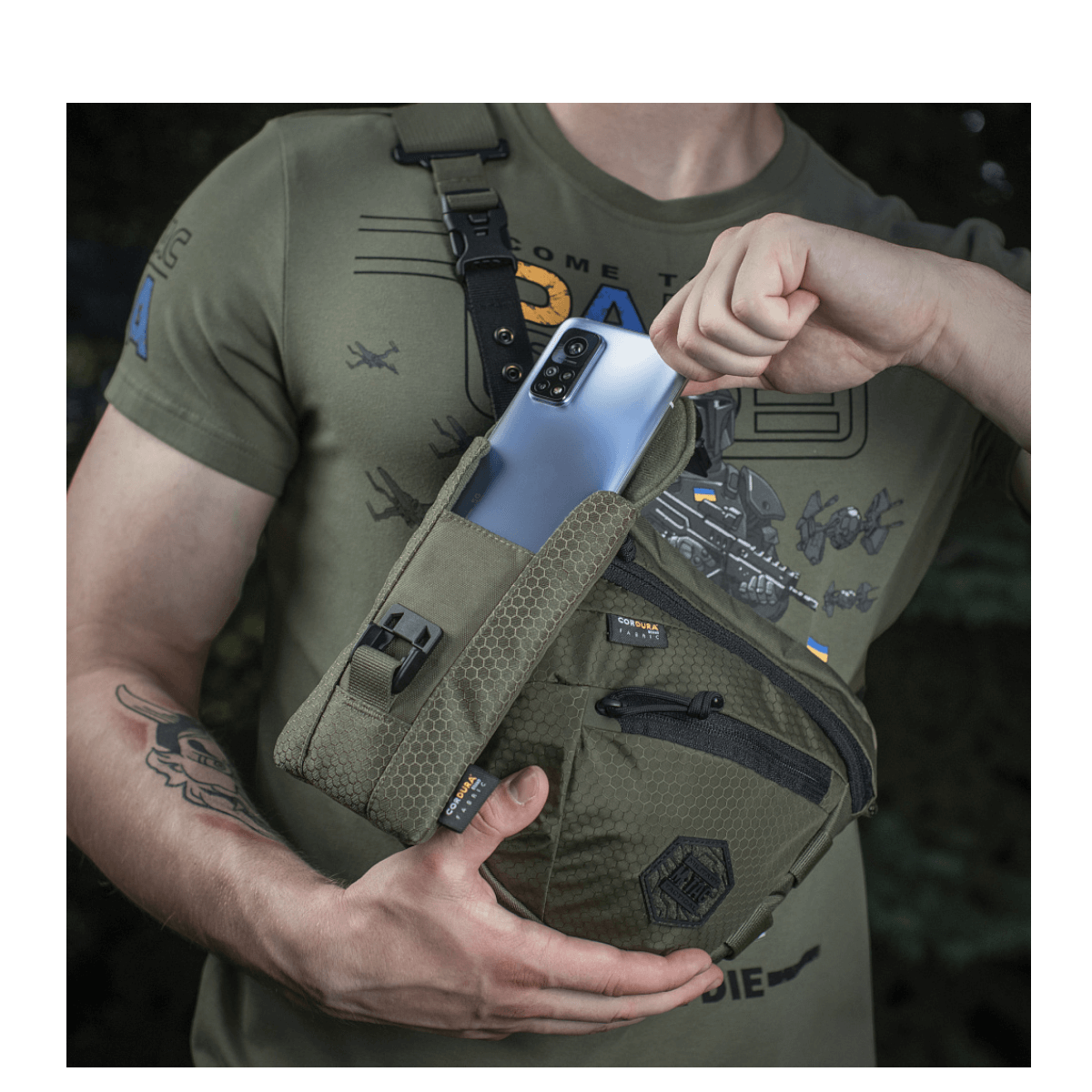 M-Tac Smartphone Lomme Elite Large Hex i brug, op til 6,5 tommer telefon, CORDURA HEX materiale 1000D, stilfuldt og slidstærkt design.