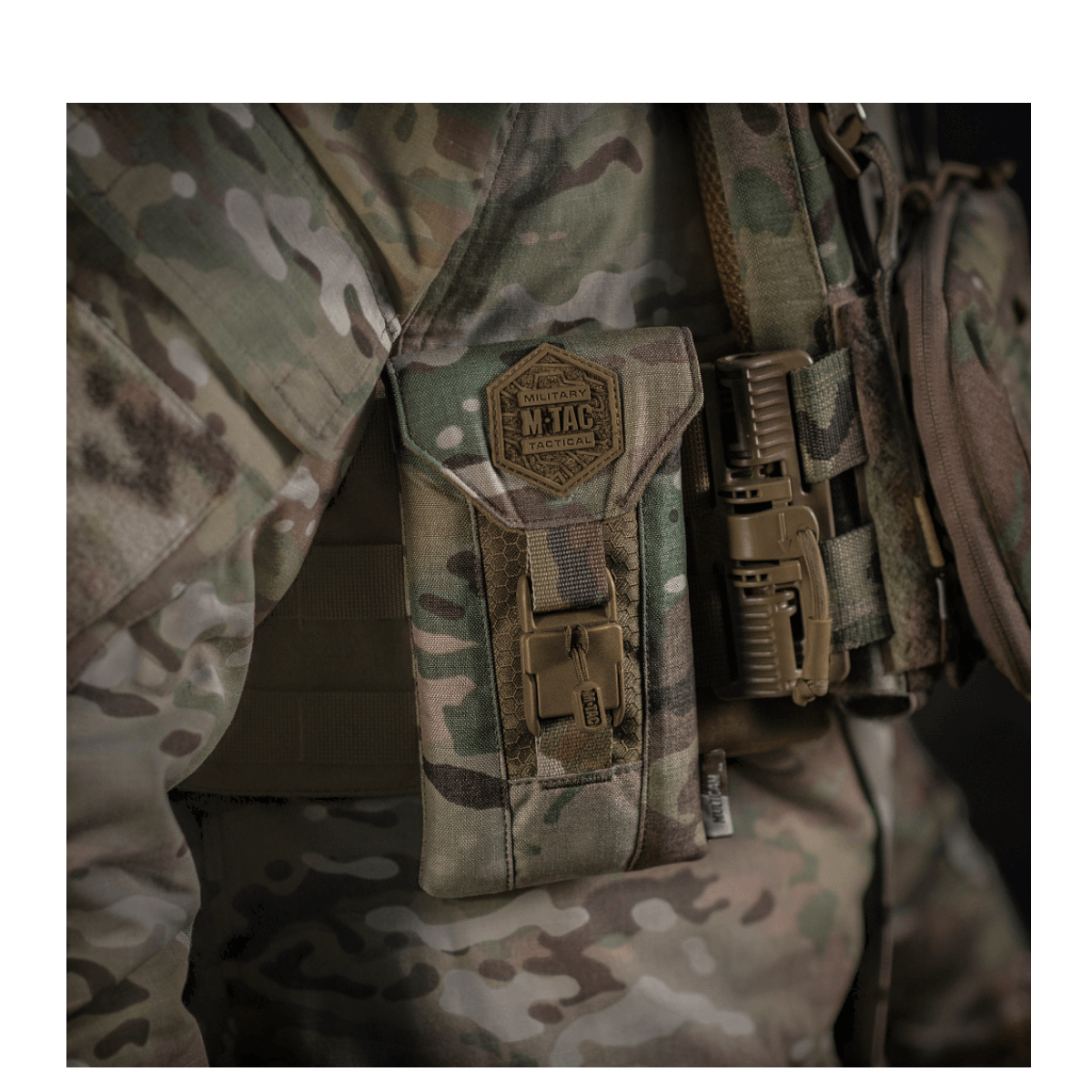 M-Tac Smartphone Lomme Elite Large Hex i camouflagetryk lavet af holdbart CORDURA HEX materiale, monteret på taktik vest.