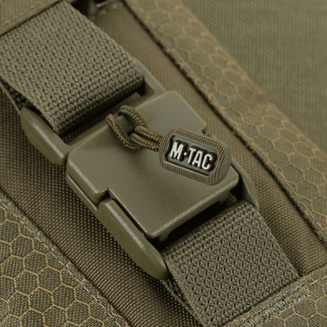 Nærbilde av M-Tac Smartphone Pouch Elite Large Hex med robust magnetspenne og slitesterkt Cordura HEX 1000D-materiale.