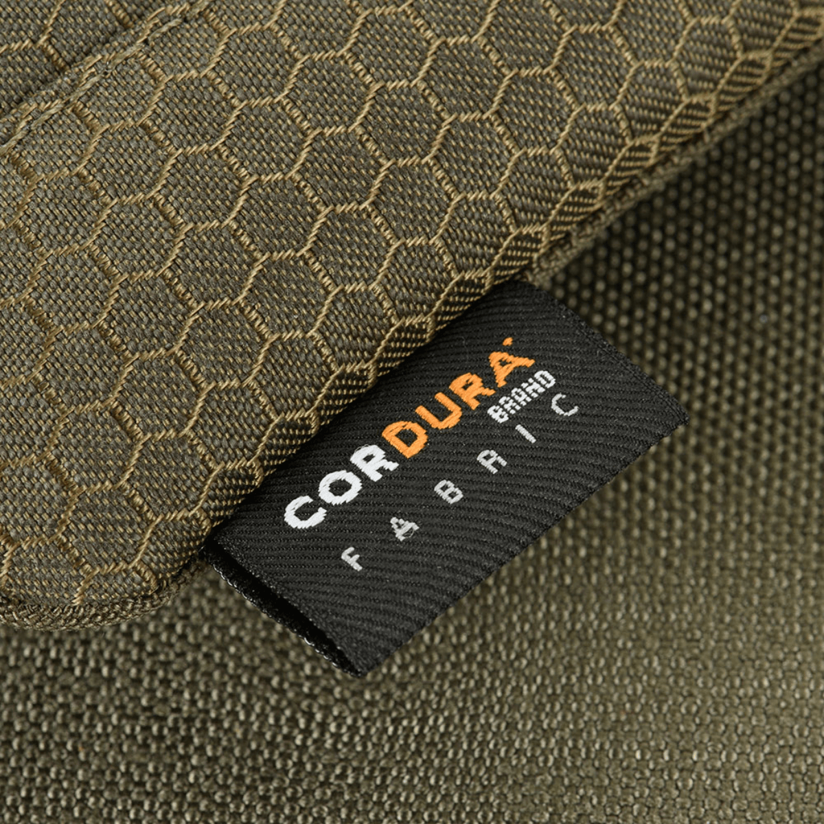 Etikette på M-Tac Smartphone Pouch Elite Large Hex lavet af Cordura stof med hexagon mønster.