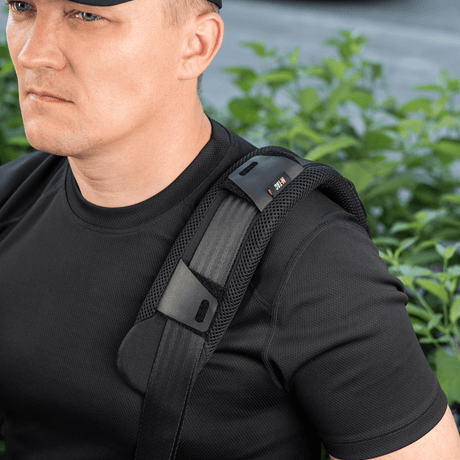 M-Tac skulderrempute 50 mm Elite bæres på en manns skulder for komfort og vektfordeling, laget av Cordura og 3D mesh.