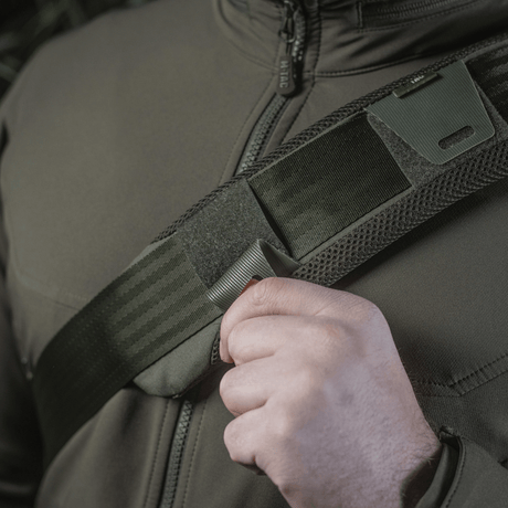 M‑Tac skulderrempute 50 mm Elite på brukerens skulder, viser komfort og støtte med Cordura og 3D mesh.
