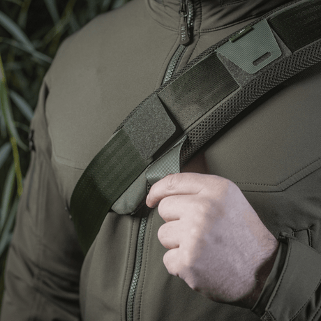 M‑Tac skulderrempute 50 mm Elite montert på skulder, viser komfortabel passform og robust Cordura-materiale med 3D mesh.