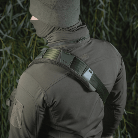 M‑Tac skulderrempute 50 mm Elite i bruk, viser holdbar Cordura og 3D mesh for komfort og luftsirkulasjon på skulderen.