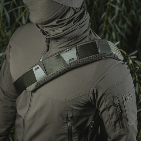 M‑Tac skulderrempute 50 mm Elite montert på skulderen, med 3D mesh for komfort og Cordura for holdbarhet, båret med taktisk jakke.