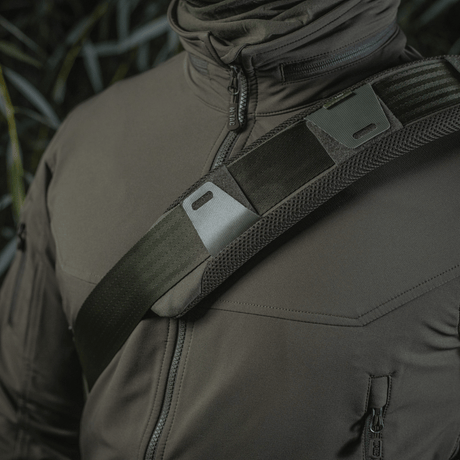 M‑Tac skulderrempute 50 mm Elite på en persons skulder for optimal komfort og trykkavlastning, med åndbart 3D mesh og robust Cordura-materiale.
