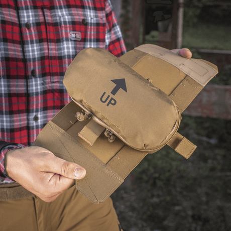 M‑Tac Horizontal Medical Pouch Elite i bruk utendørs, viser funksjonalitet med avtakbar organizer og paracord-loop.