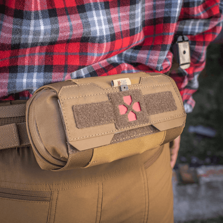 M‑Tac Horizontal Medical Pouch Elite montert på belte, viser slitesterkt Cordura 500D, vanntett glidelås og organiseringssystem.